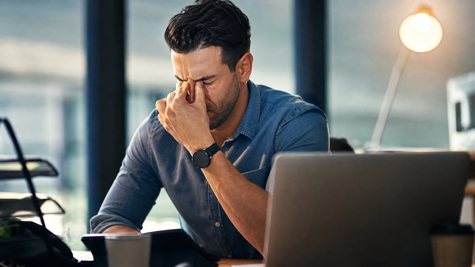Estresse ocupacional: o que é, sintomas e como cuidar da saúde no trabalho — Quais são os principais sintomas do estresse ocupacional?