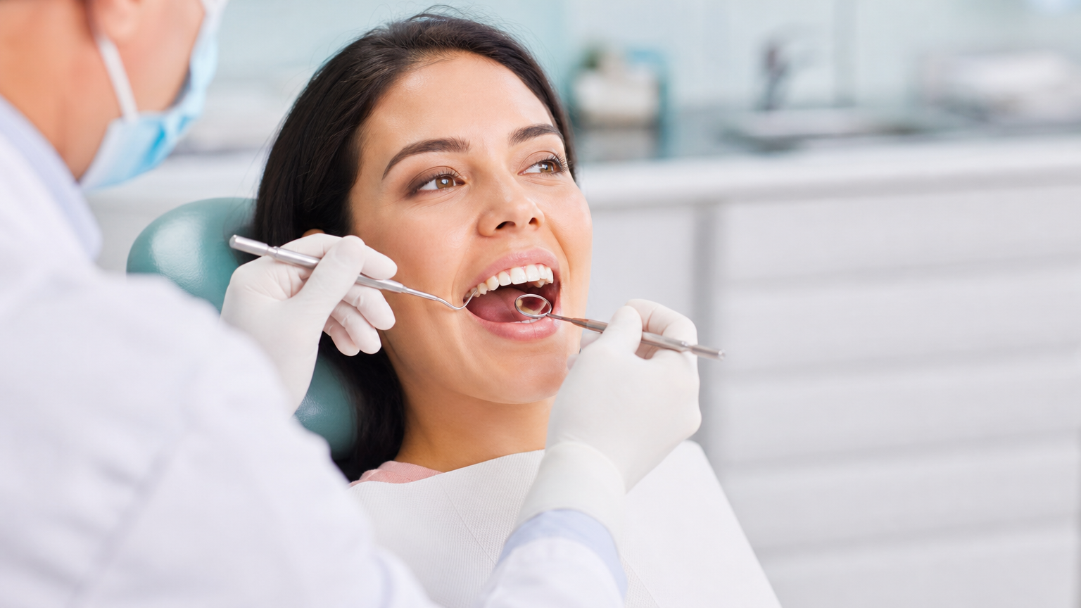 O que é restauração dental? Entenda o tratamento e seus tipos